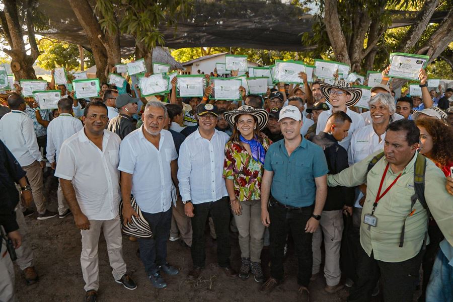 Gobernador de Sucre celebra la entrega de tierras a campesinos