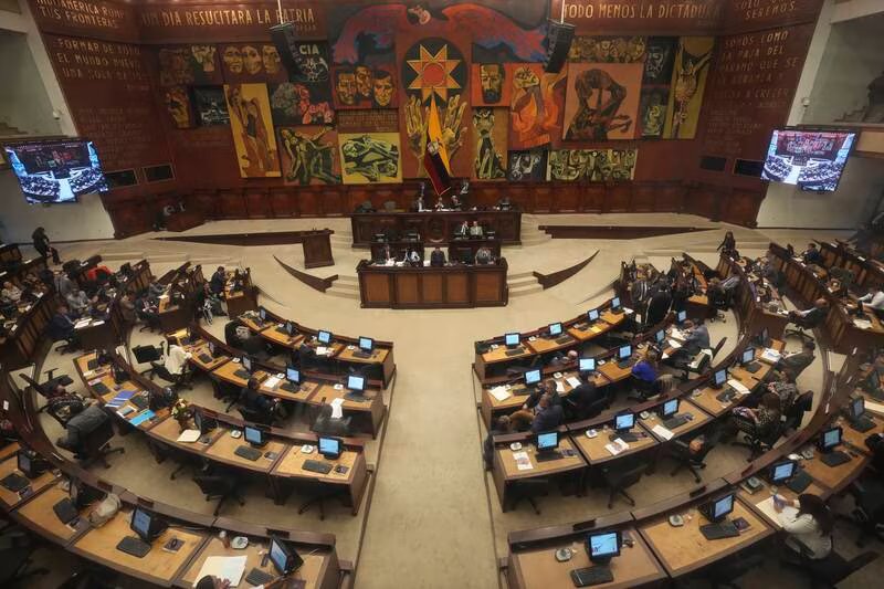 Se empiezan a conocer las primeras reacciones sobre la ‘muerte cruzada’ firmada por guillermo lasso en ecuador