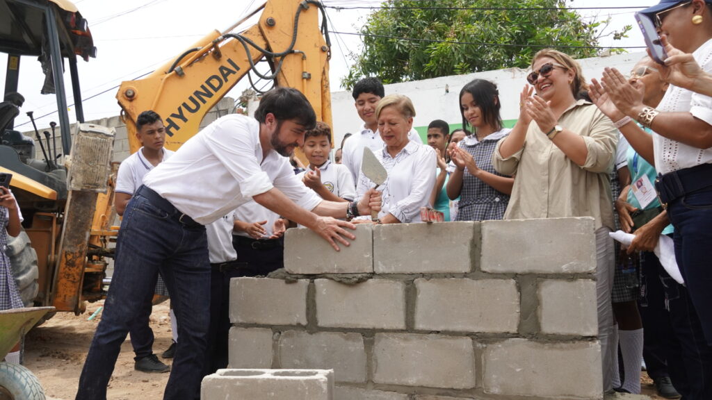 Alcalde jaime pumarejo puso la primera piedra para oficializar la ampliación de la ied carrizal