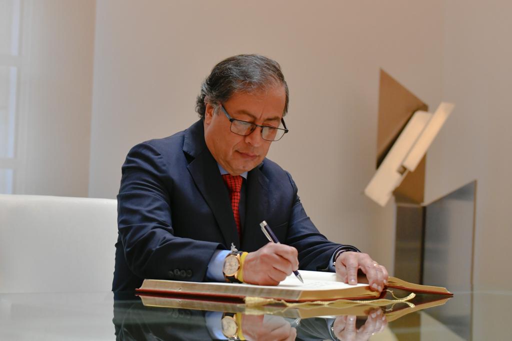Dar el paso de la exploración y explotación de petróleo al turismo, planteó el presidente petro ante empresarios de españa