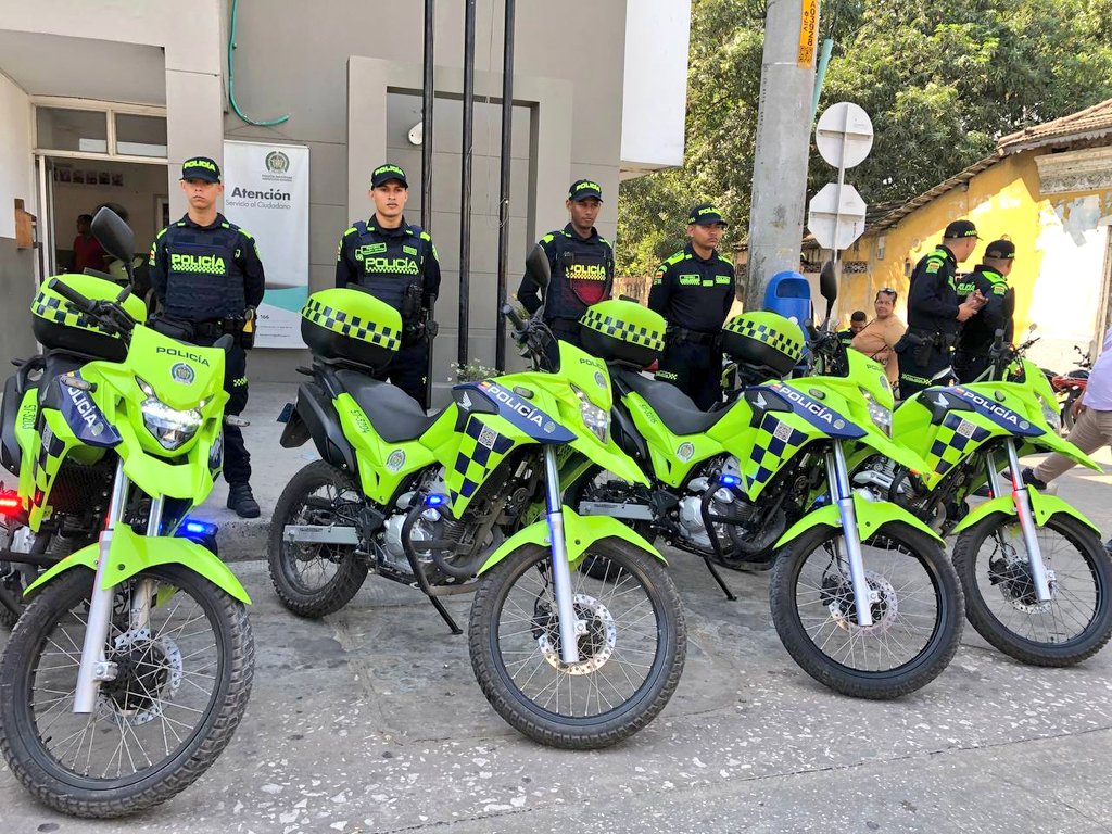 Con la entrega de cuatro motocicletas y un vehículo a la Policía se fortalece seguridad en Malambo