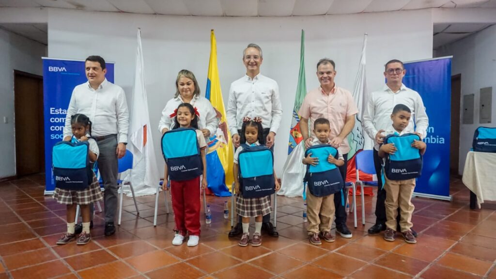 Bbva donó kits escolares y tabletas con programas educativos
