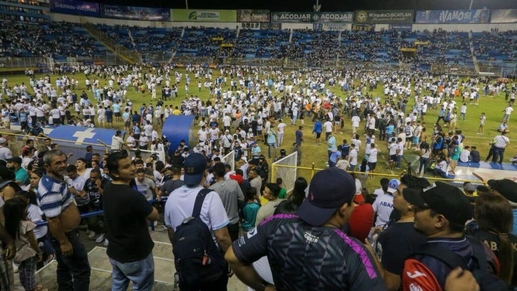 El futbol en el salvador está de luto. Este sábado, la Policía nacional civil de el salvador confirmó la muerte de al menos 12 personas tras una estampida que se registró en el estadio cuscatlán