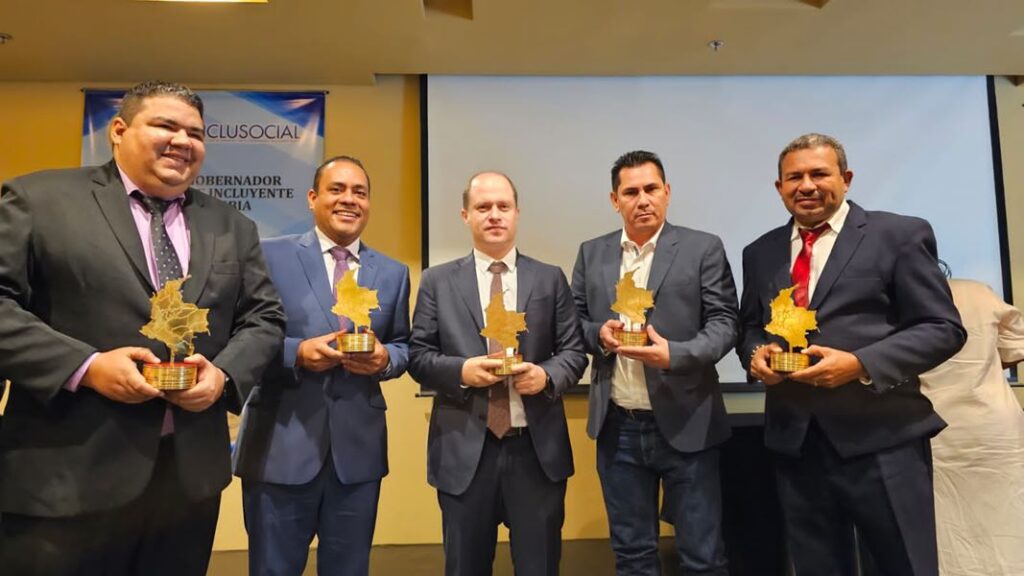 Héctor olimpo, el “Gobernador de los jóvenes”recibe premio como el mandatario más solidario e incluyente del 2023 por Sucre escucha