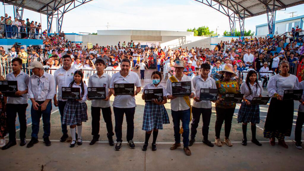Gobierno entregó computadores y laboratorios que beneficiarán a 47 mil estudiantes de la Guajira