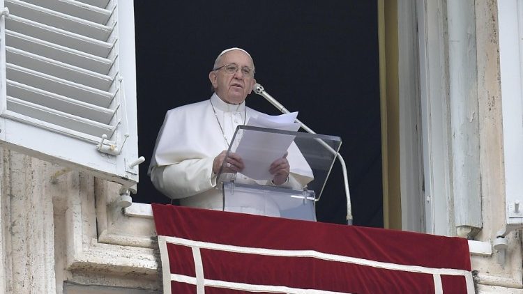 El papa francisco reapareció en público para el rezo del ángelus