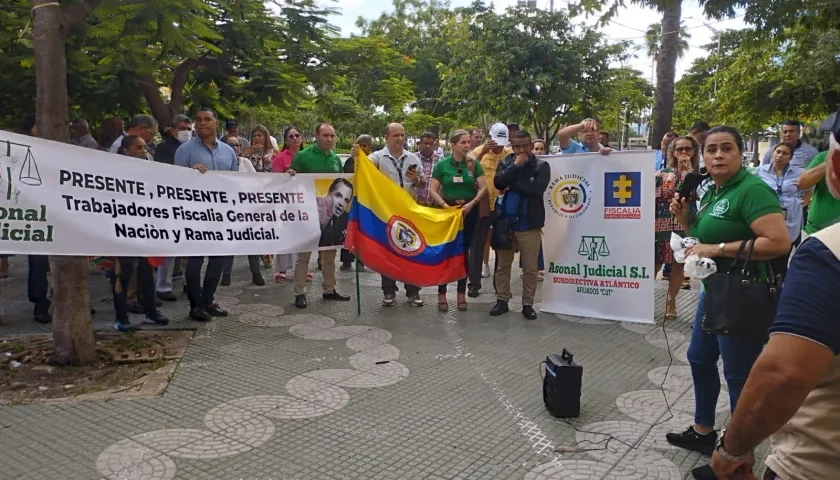 Fiscales de Soledad protestaron frente a la dirección de la seccional Atlántico, exigiendo que se garantice su seguridad