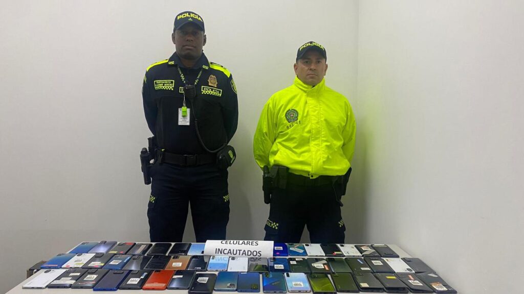 Aunque no vendía minutos a un pasajero en el ernesto Cortissoz le encontraron 125 celulares