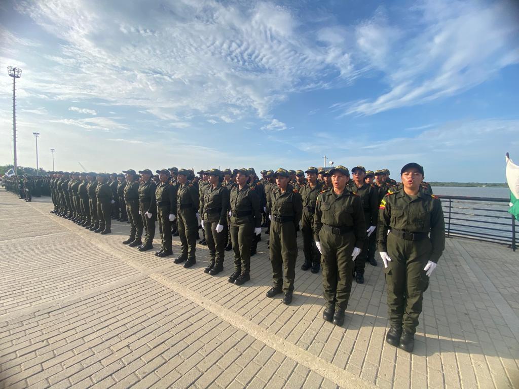 300 auxiliares de Policía hicieron juramento ante bandera Colombia, desde el gran malecón del río