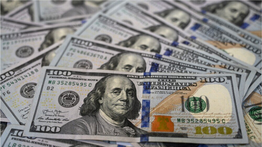 El dólar sigue con su tendencia a la baja y hoy cerró con un promedio por debajo de los 3900 pesos