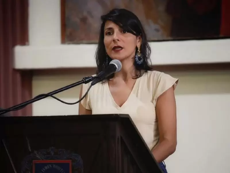 La ministra de minas y energías protagoniza una nueva polémica, debido a la salida irregular de su hijo del país
