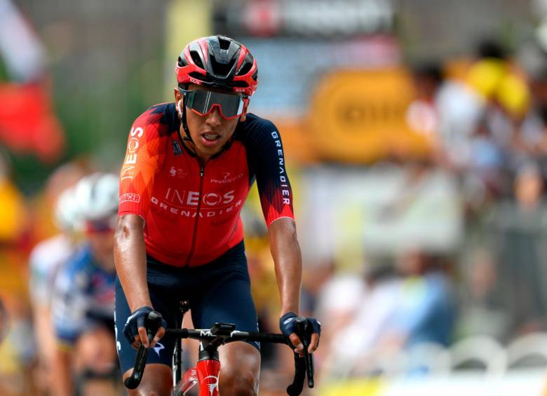 Egan bernal sufrió una fuerte caída en la etapa 15 del tour de francia, pero siguió en competencia