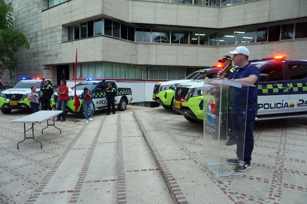 Gobernador fortalece operatividad de la Policía nacional al entregarles 10 camionetas