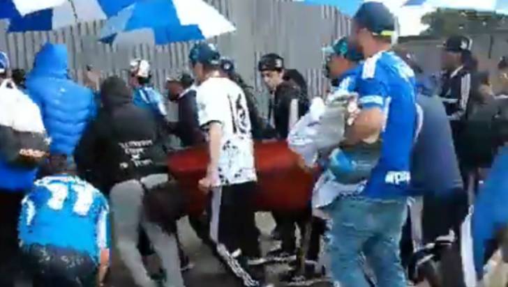 La barra comandos azules fue sancionada por tratar de ingresar con un cuerpo en un ataúd a las tribunas del estadio el campín