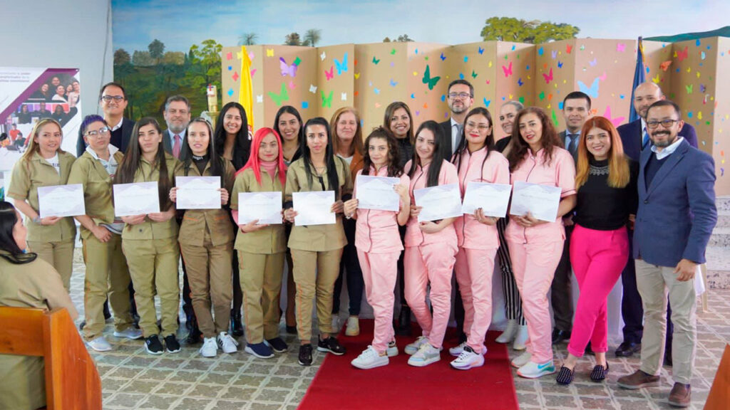 Más de 100 mujeres del centro penitenciario el buen pastor se certifican en ideas de negocio, mercadeo y educación financiera