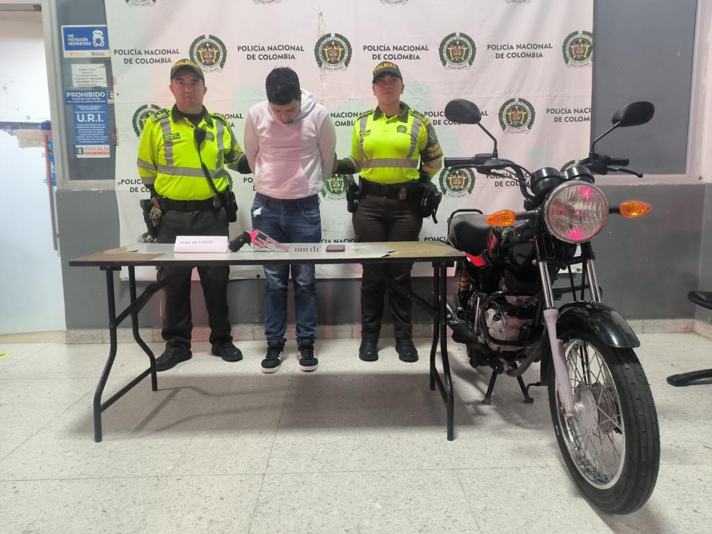Un individuo fue capturado cuando disparaba contra un local comercial