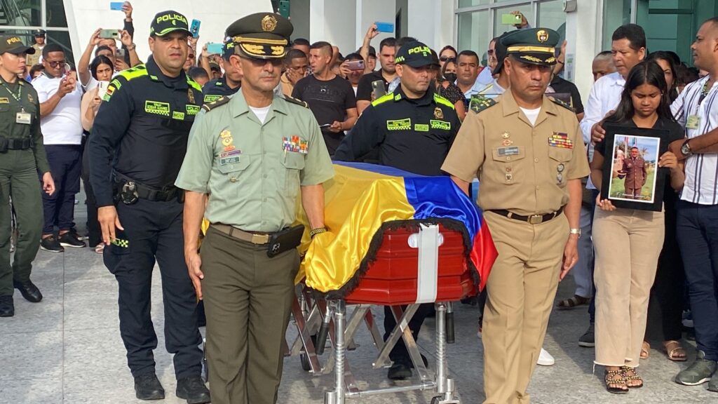 La Policía metropolitana de Barranquilla rindió homenaje en las honras fúnebres del subintendente michael leon aja