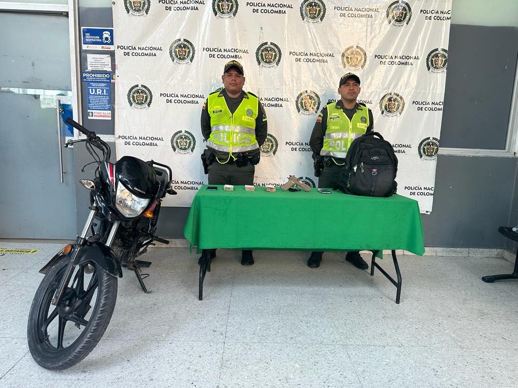 Dos hombres fueron capturados por hurto y les fue incautada un arma de fuego