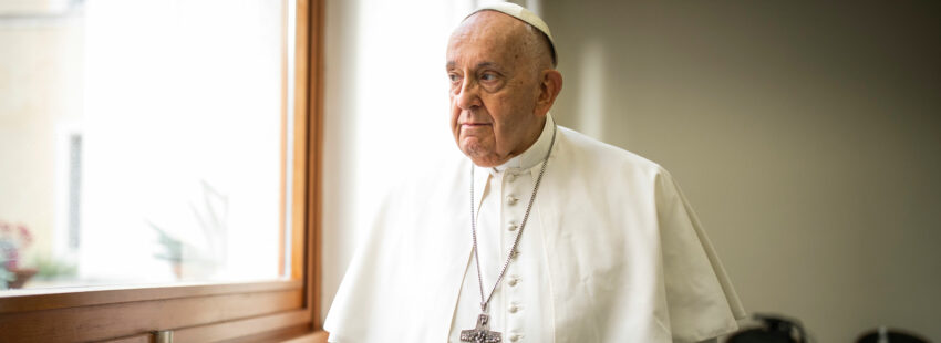 La iglesia católica está abierta a todos, también a los homosexuales, afirmó el papa