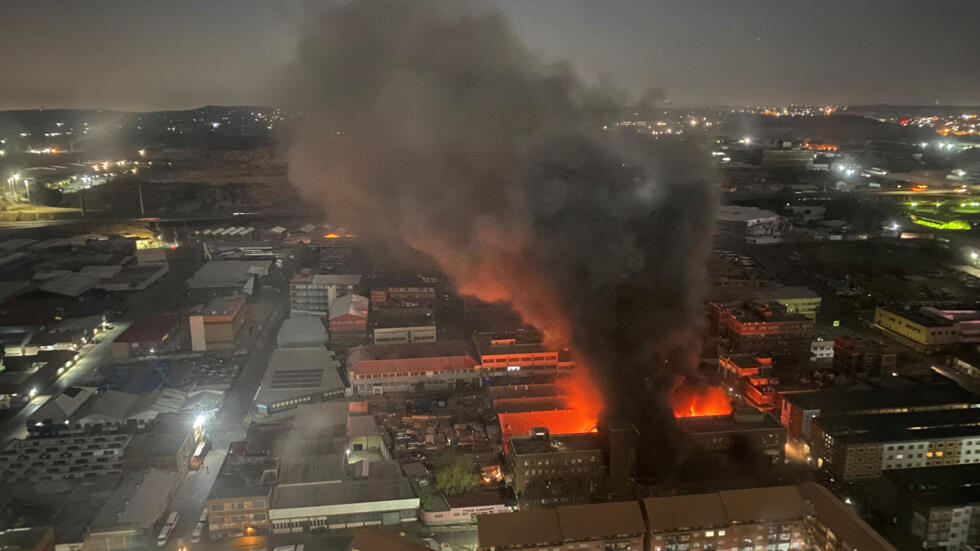 Por lo menos 73 personas murieron en un incendio en johannesburgo
