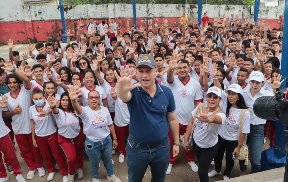 Gobernador héctor olimpo cumpliéndole a los palmitos y corozal