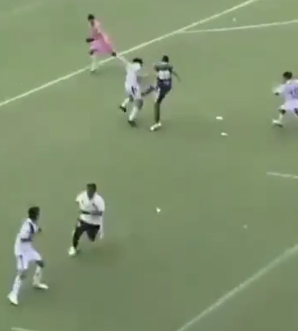 Violenta riña entre aficionados y jugadores en el estadio moderno