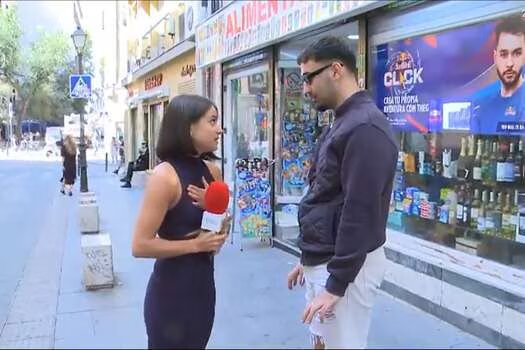 Una periodista española fue víctima de un aberrante caso de acoso, mientras hacía un reportaje en vivo