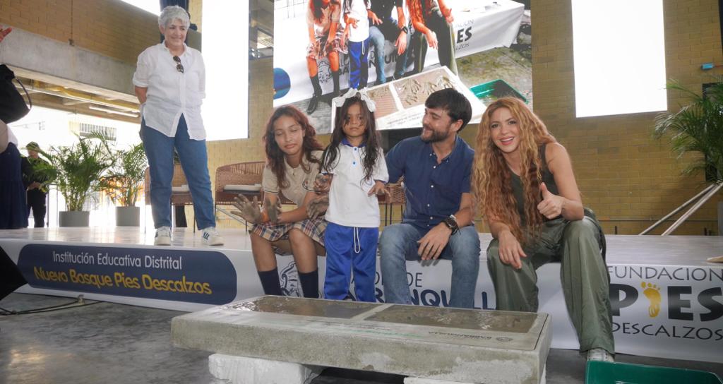 Alcalde pumarejo recibió a shakira en su tierra para la entrega de un nuevo colegio en el bosque