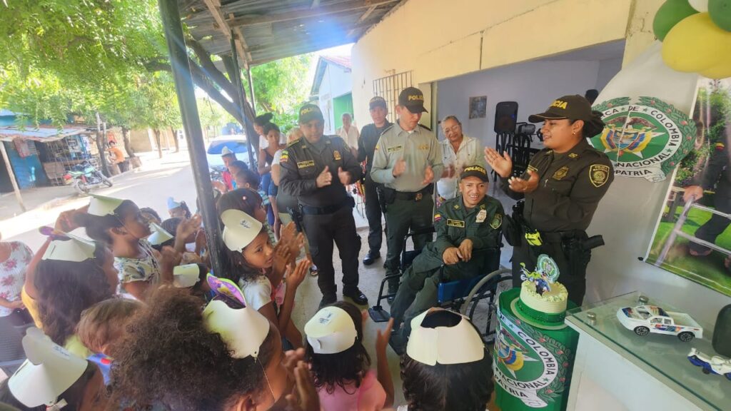 Uniformados cumplen el sueño de una comunidad entera, al vestir con uniforme de la Policía nacional a un ser muy especial