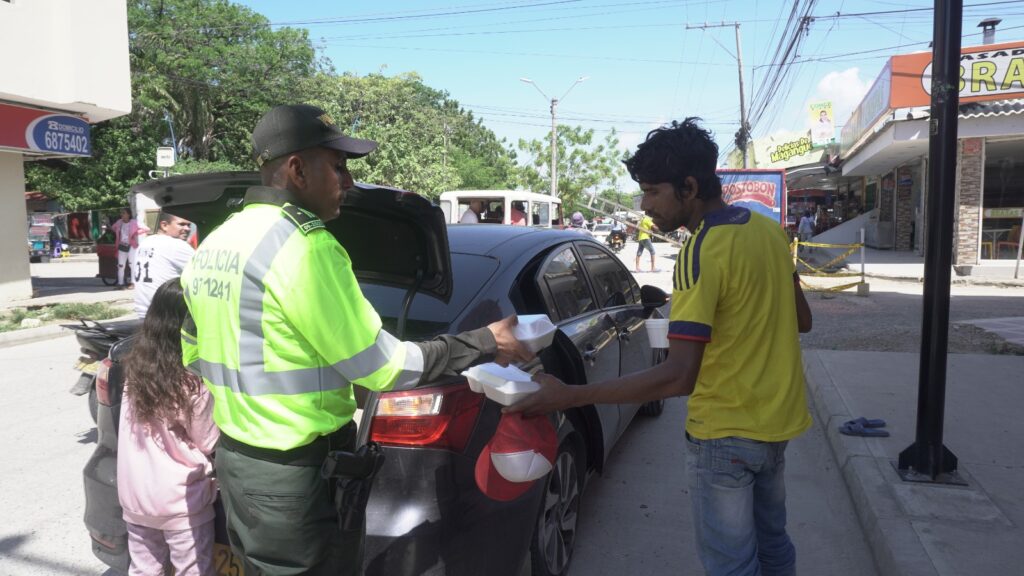 Javier rendón, el Policía que con recursos propios prepara y reparte comida a los más necesitados en magangué