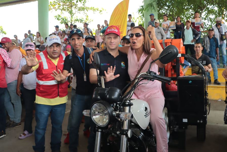 Héctor olimpo, entregó a las asociaciones productoras de arroz secano de la mojana, motocarros, minitrilladoras y desgranadoras