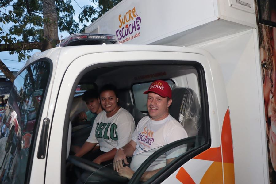 Gobernador héctor olimpo entregó dos unidades móviles en Sincelejo