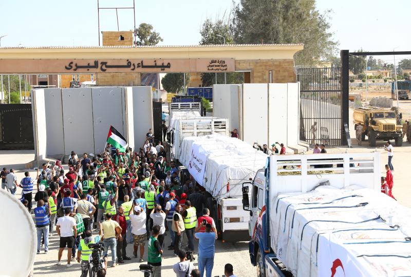 Camiones con ayuda humanitaria ingresaron a gaza por egipto