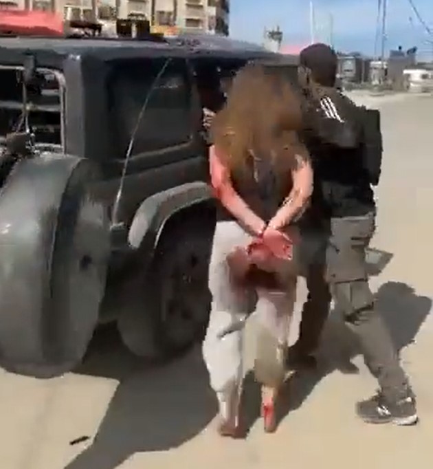 Indignante vídeo del momento exacto en el que miembros de hamás toman rehén a una mujer soldado israelí