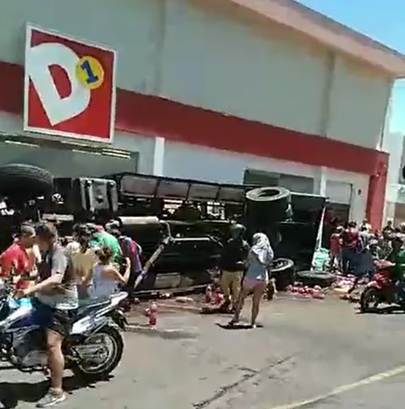 Dos motociclistas se salvaron milagrosamente de morir atropellados por un camión de postobón