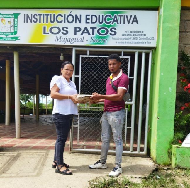 Jóvenes y niños de Sucre reciben 48 equipos tecnológicos en sus sedes educativas