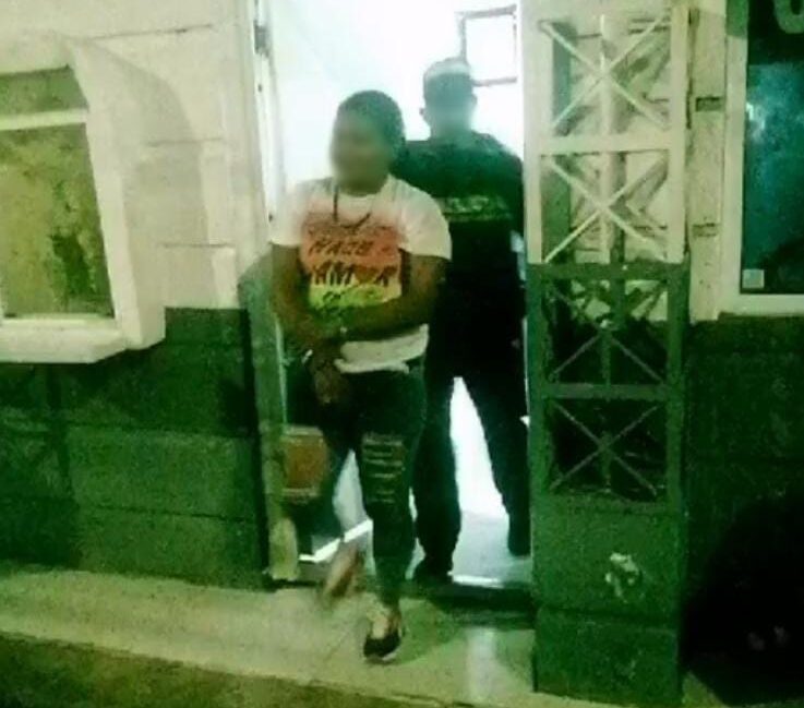 Una mujer fue capturada por asesinar a su compañero sentimental con arma blanca