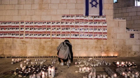 Más de mil velas iluminaron el muro de las lamentaciones al cumplirse un mes de los ataques de hamás a israel