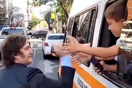 Javier milei saludó a un grupo de niños en un bus escolar y el vídeo se hizo viral