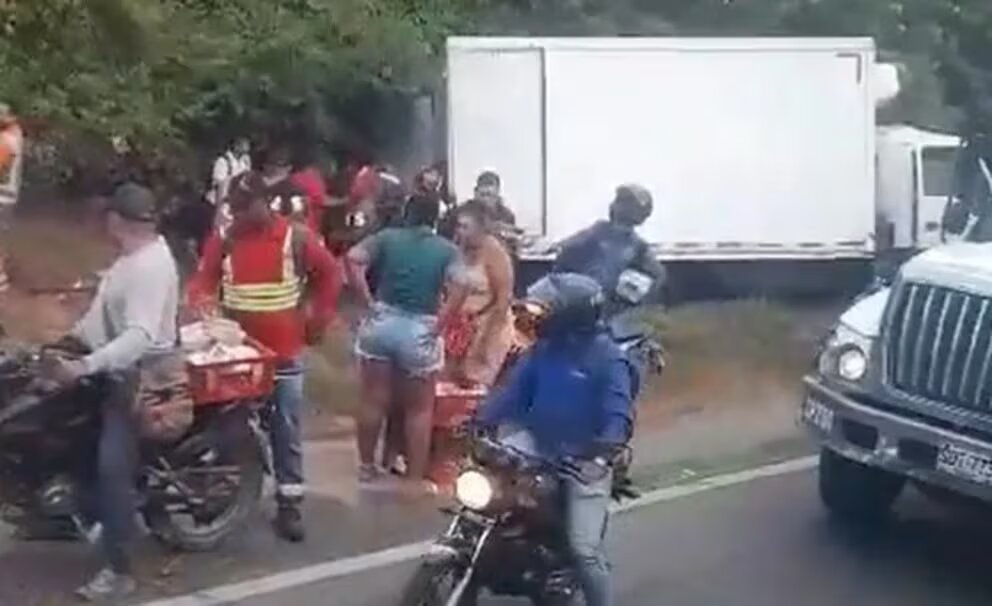 ¡Vuelve y juega! Saquearon un camión accidentado en una vía de la costa