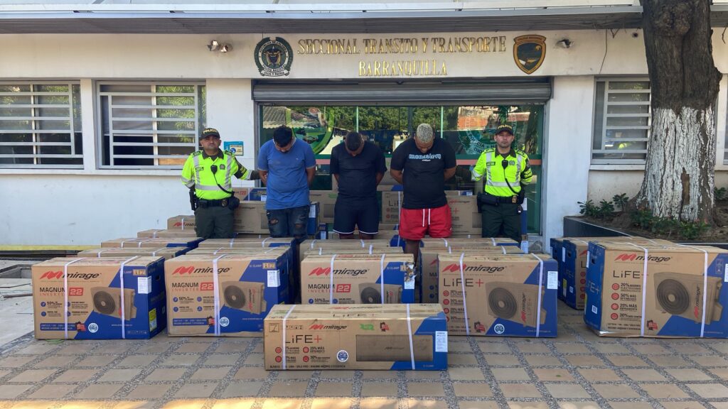 Tres sujetos fueron capturados y un camión con mercancía avaluada en 370 millones de pesos fue recuperado