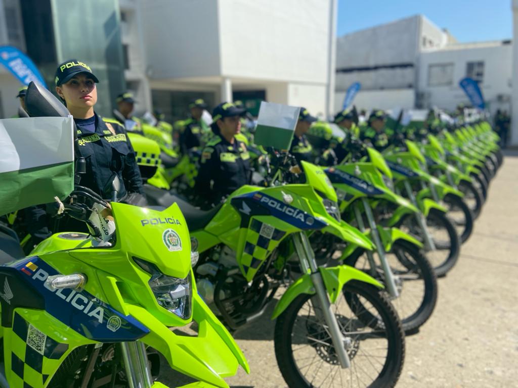 Policías de Barranquilla, en una acción valerosa salvan la vida de una mujer que pretendía quitarse la vida en puente peatonal de la circunvalar
