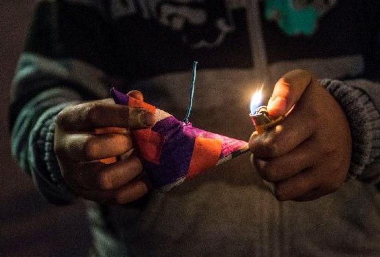 Un menor de 13 años resultó quemado con pólvora en plena noche de las velitas
