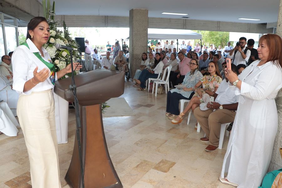 De la mano de dios, la primera gobernadora inicia su administración