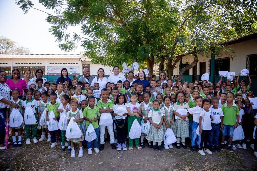 Programa ‘mejor pa’l colegio’, liderado por la primera gestora de Bolívar, entregó kits escolares