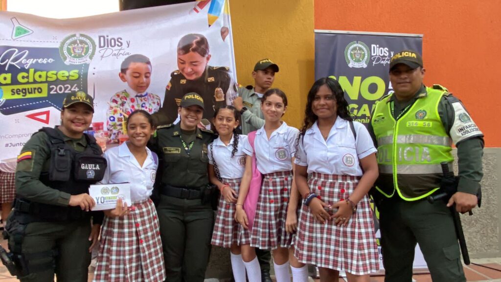 La Policía metropolitana de Barranquilla sigue acompañando a los estudiantes en su regreso a clases