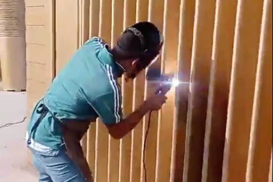 “Lo desarmo porque lo armé yo”: trabajador que dañó el acordeón más grande del mundo en villanueva
