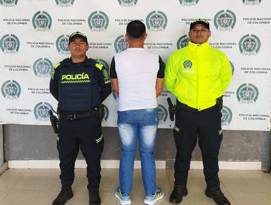 Tocaba las partes íntimas de su hijastra mientras la llevaba en la moto al colegio