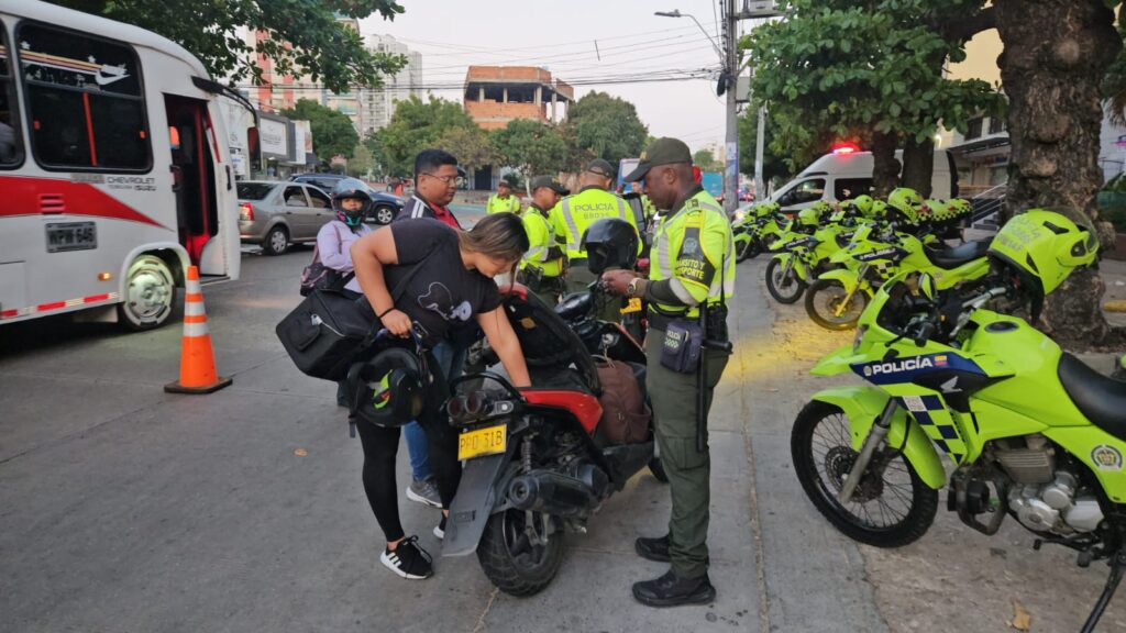 Policía metropolitana realiza controles a la prohibición de parrilleros hombres en motocicleta