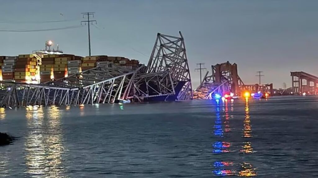 ¡Emergencia en baltimore! Un puente se derrumbó tras el choque de un barco carguero contra la estructura
